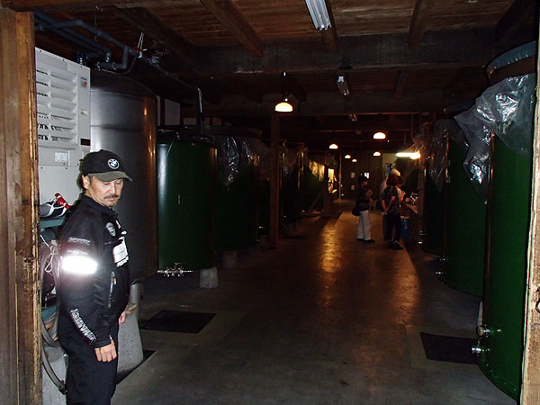 緑色の貯蔵タンク